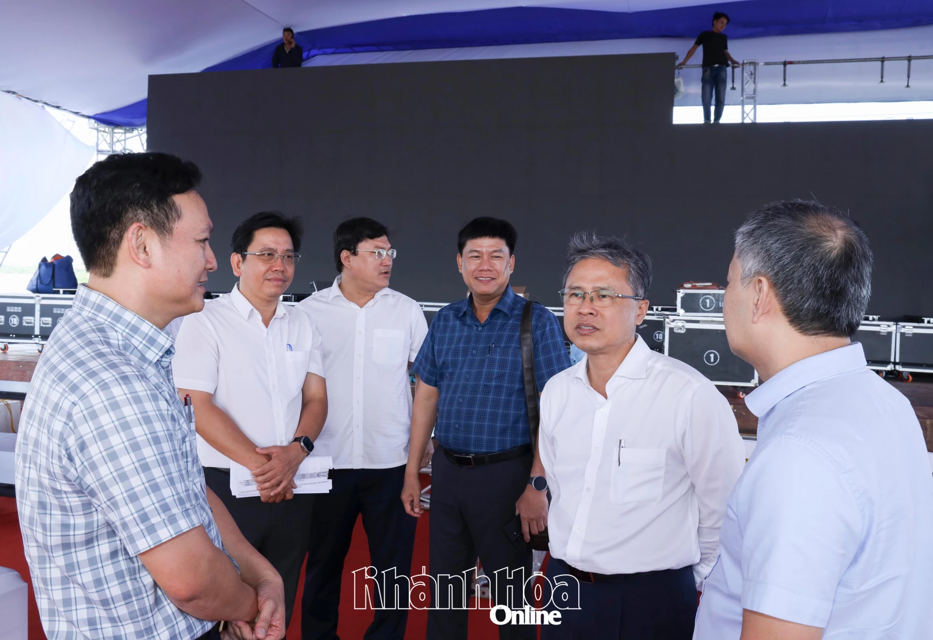 Đồng chí Trần Hòa Nam kiểm tra thực tế việc chuẩn bị cho lễ khởi công Dự án Khu đô thị ven vịnh Cam Ranh.