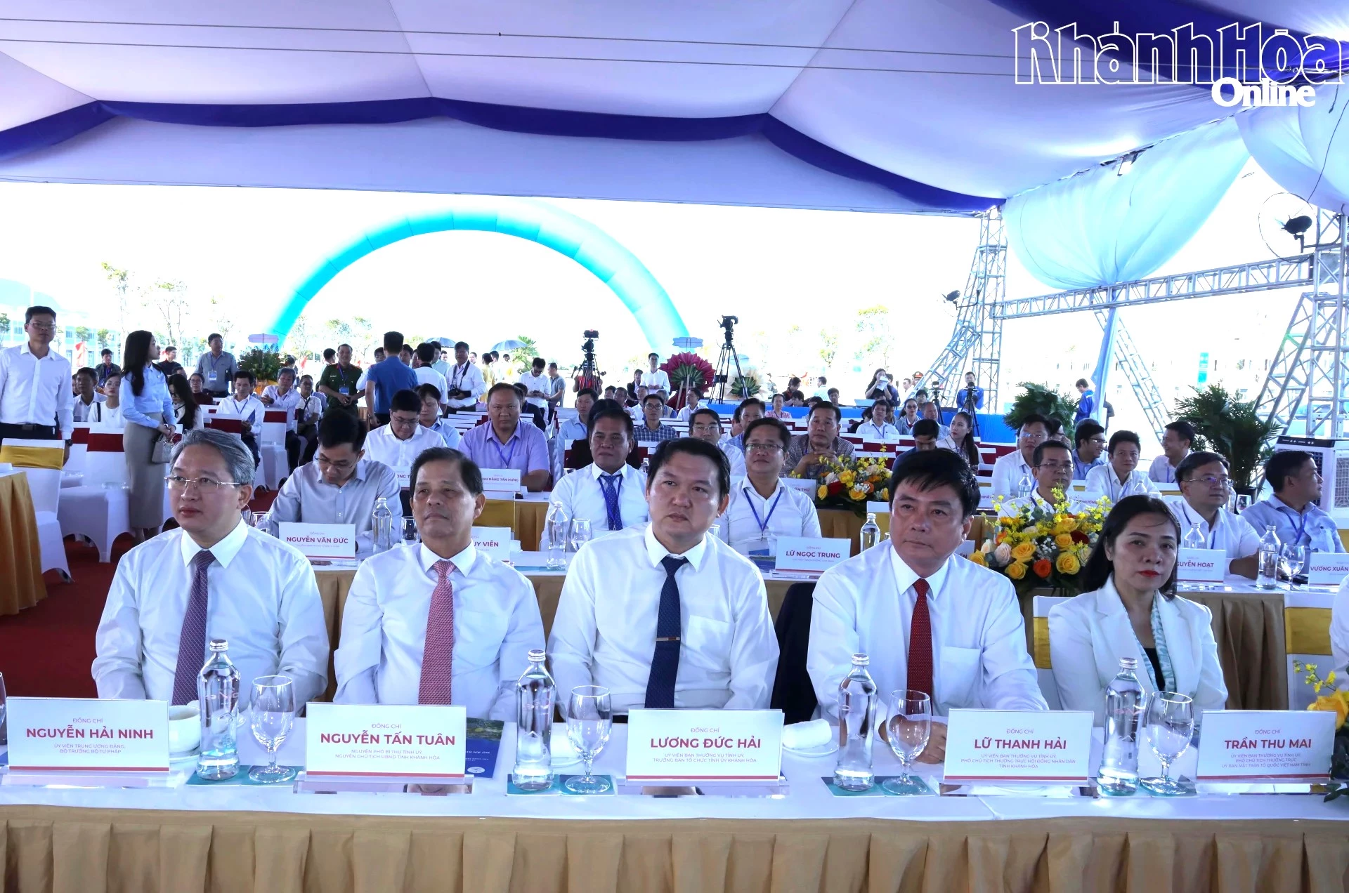 Các đại biểu tham dự lễ khởi công.