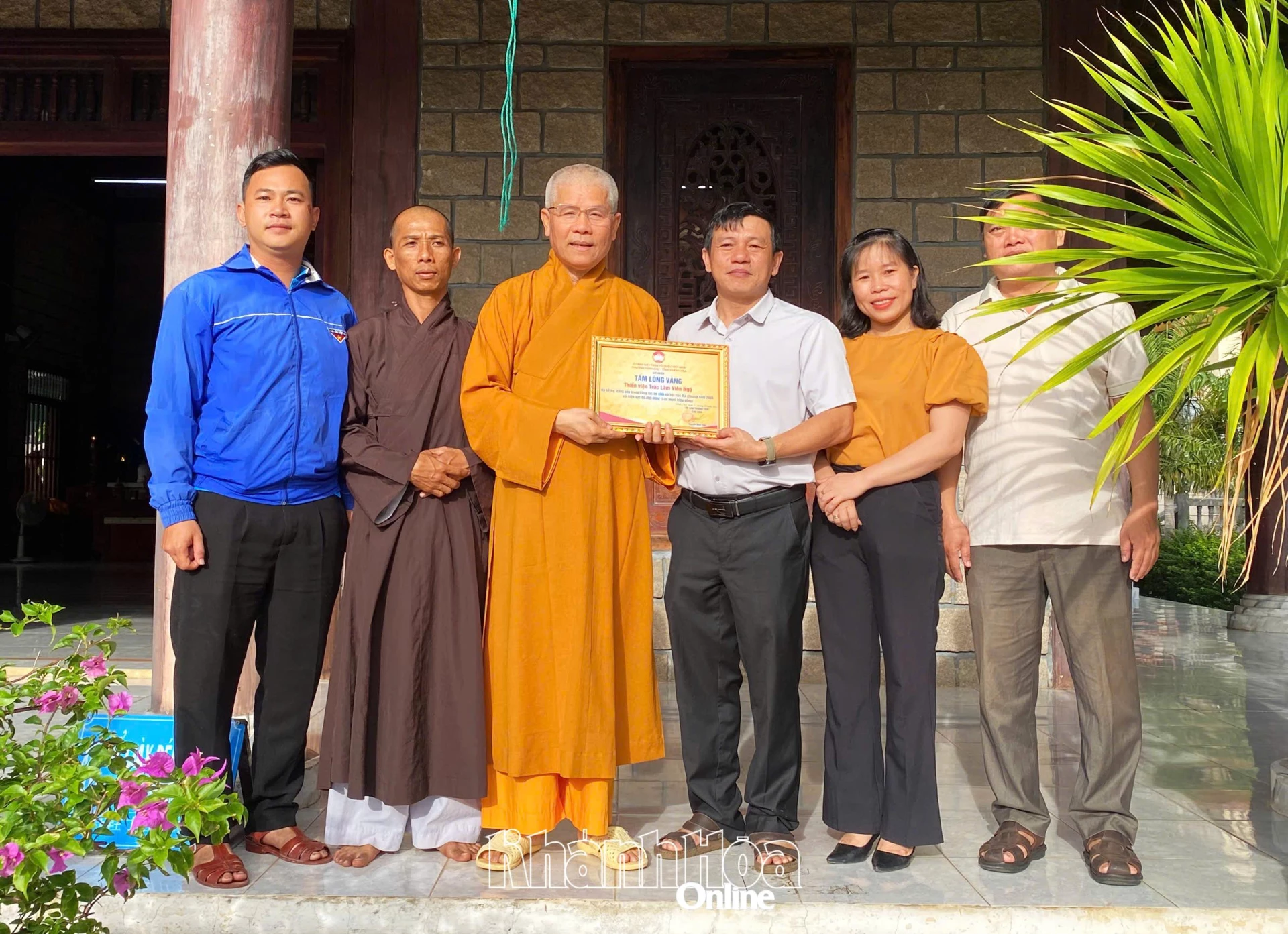 Lãnh đạo Mặt trận phường Ninh Chử trao tặng bàng ghi nhận Tấm lòng vàng cho Thiền Viện Trúc Lâm Viên Ngộ.