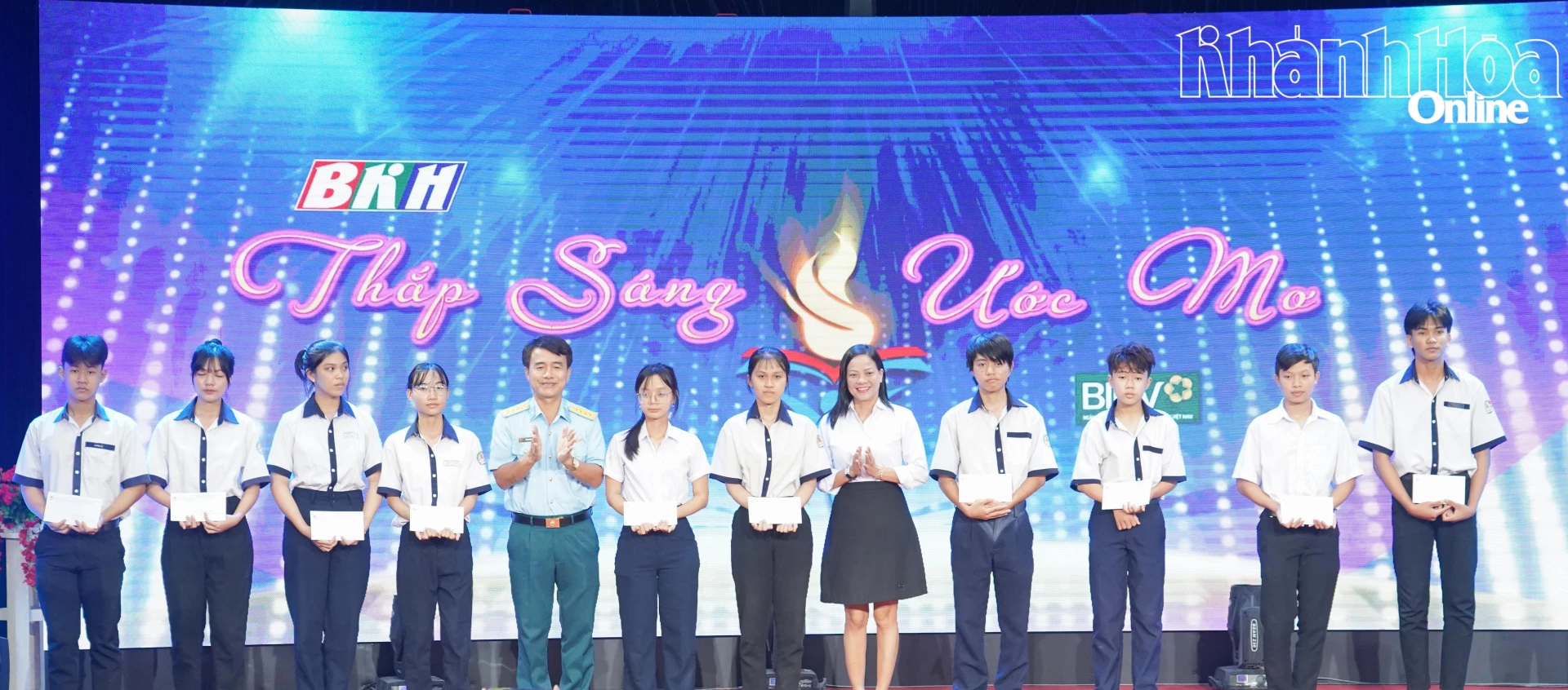 Trao học bổng cho các em hoc sinh vượt khó học giỏi.