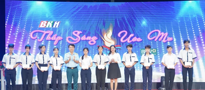 Chương trình “Thắp sáng ước mơ” trao 65 suất học bổng và 2 sổ tiết kiệm cho học sinh vượt khó học giỏi