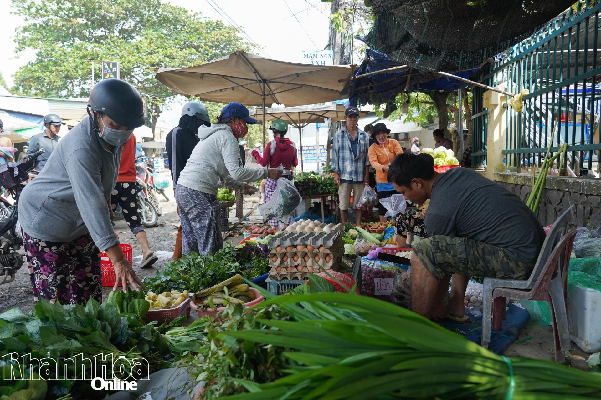 Nhiều chợ trên địa bàn tỉnh đã hoạt động trở lại phục vụ nhu cầu mua sắm của người dân.