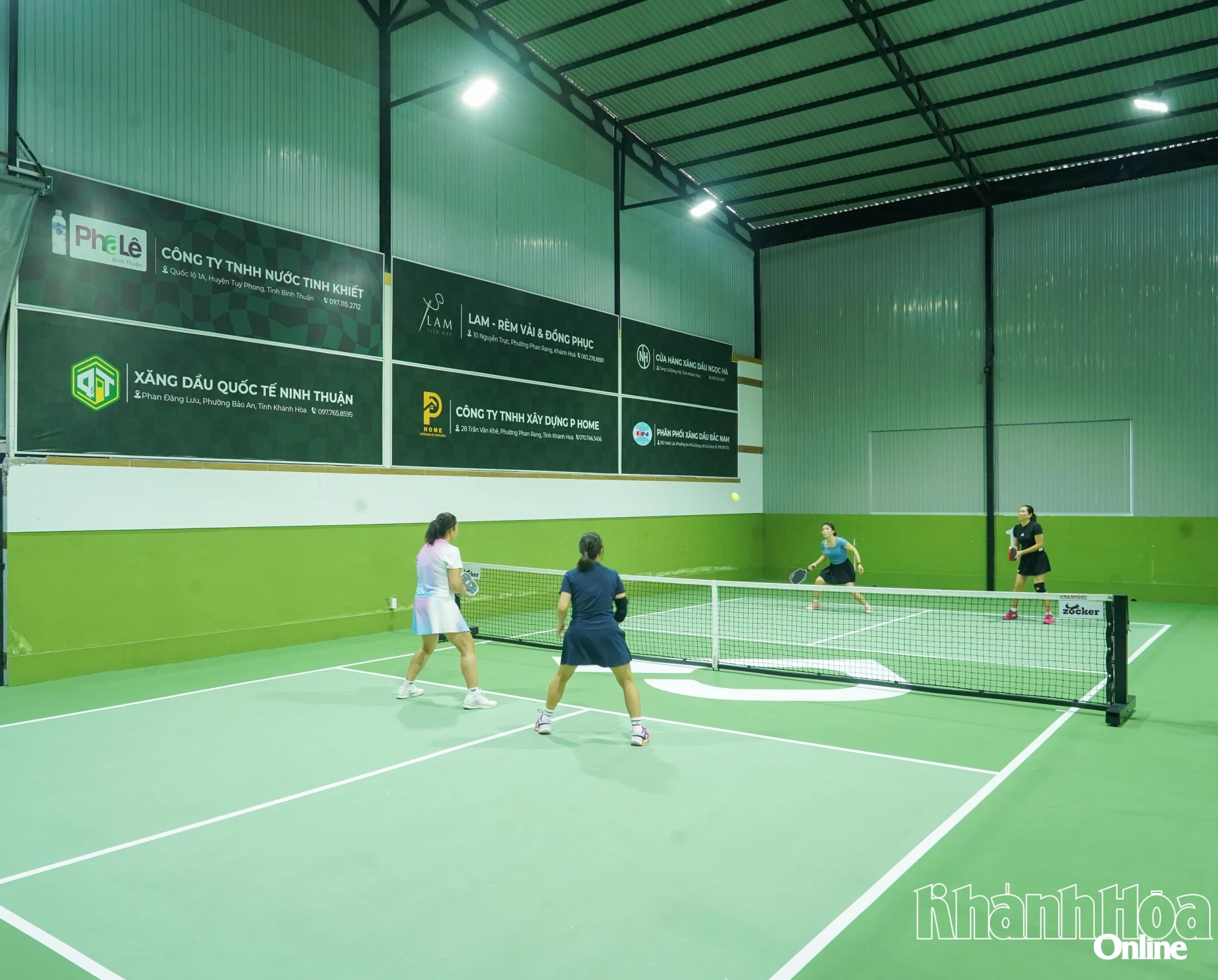 Các vận động viên thi đấu nội dung đôi nữ.