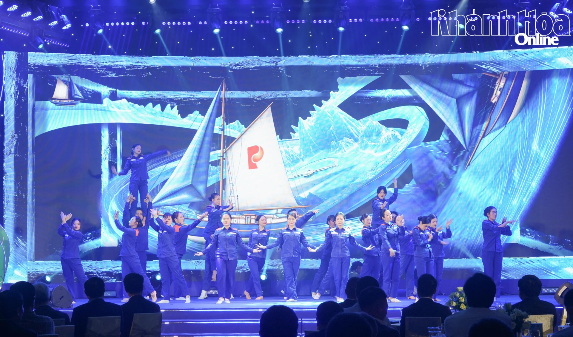 Tiết mục văn nghệ chào mừng Lễ kỷ niệm.