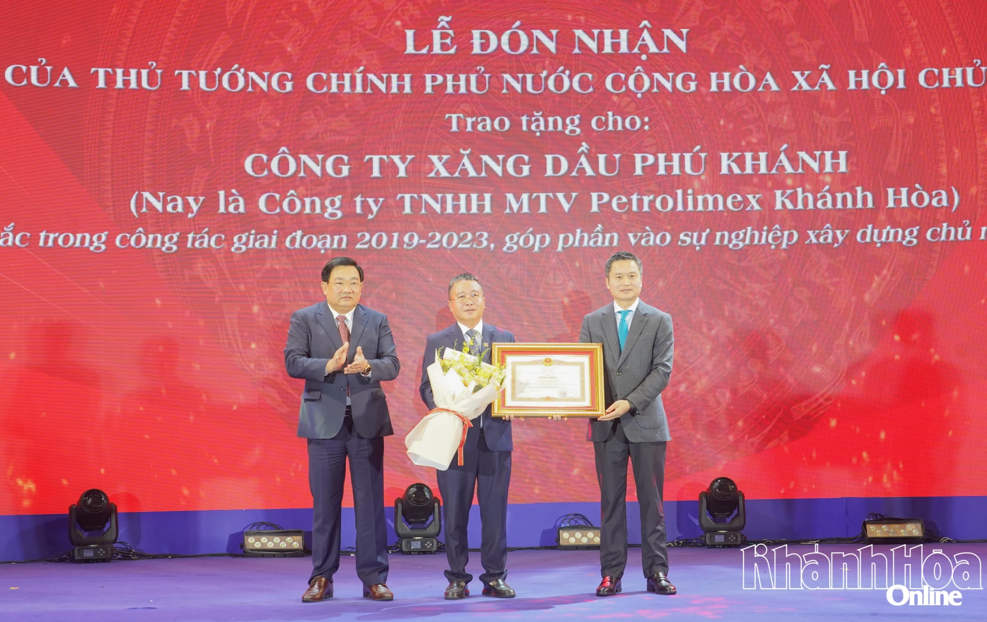 Lãnh đạo Tập đoàn Xăng dầu Việt Nam trao Bằng khen của Thủ tướng Chính phủ cho tập thể Petrolimex Khánh Hoà vì đã có thành tích xuất sắc trong công tác giai đoạn 2019-2023.