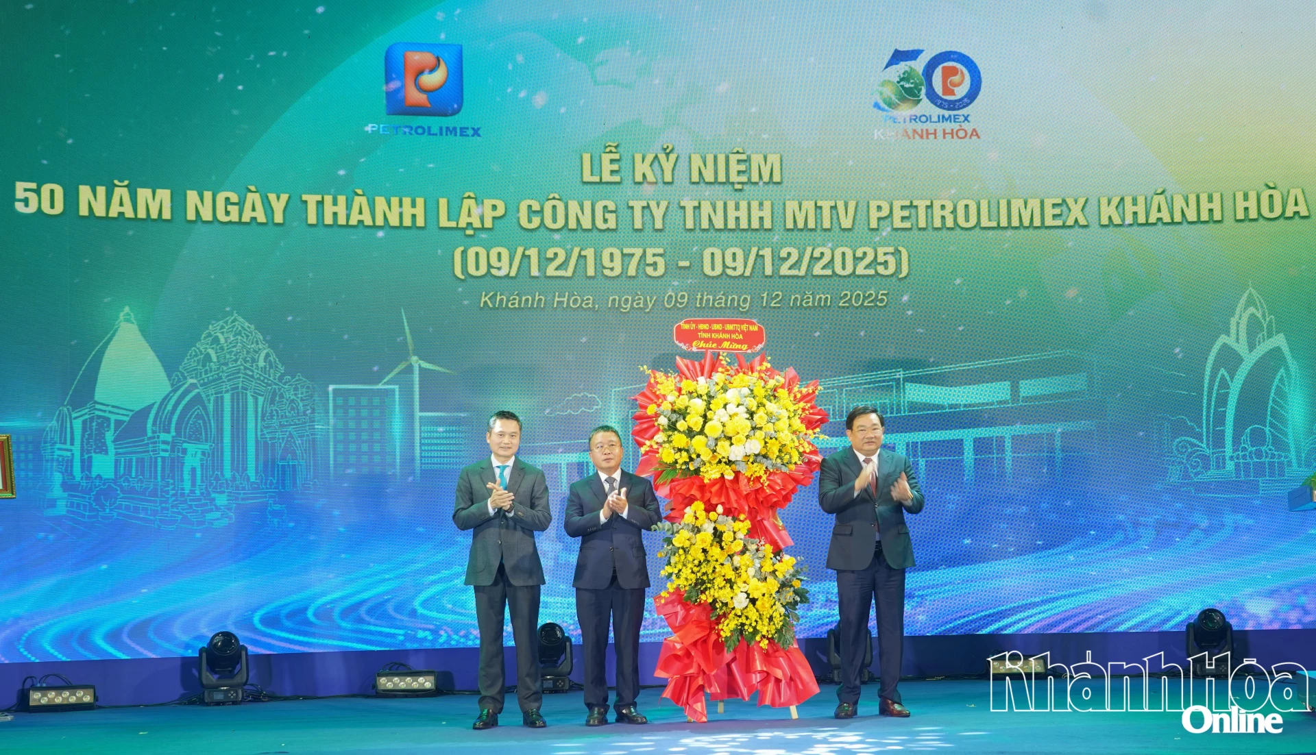 Đồng chí Nguyễn Khắc Hà – Phó Bí thư Tỉnh ủy, Chủ tịch Ủy ban MTTQ Việt Nam tỉnh tặng hoa chúc mừng tập thể Petrolimex Khánh Hoà.