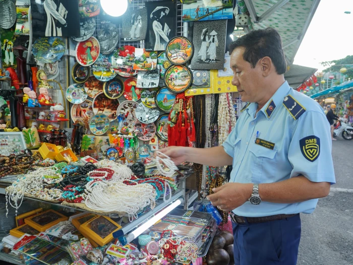 Kiểm tra hoạt động kinh doanh tại chợ đêm Nha Trang