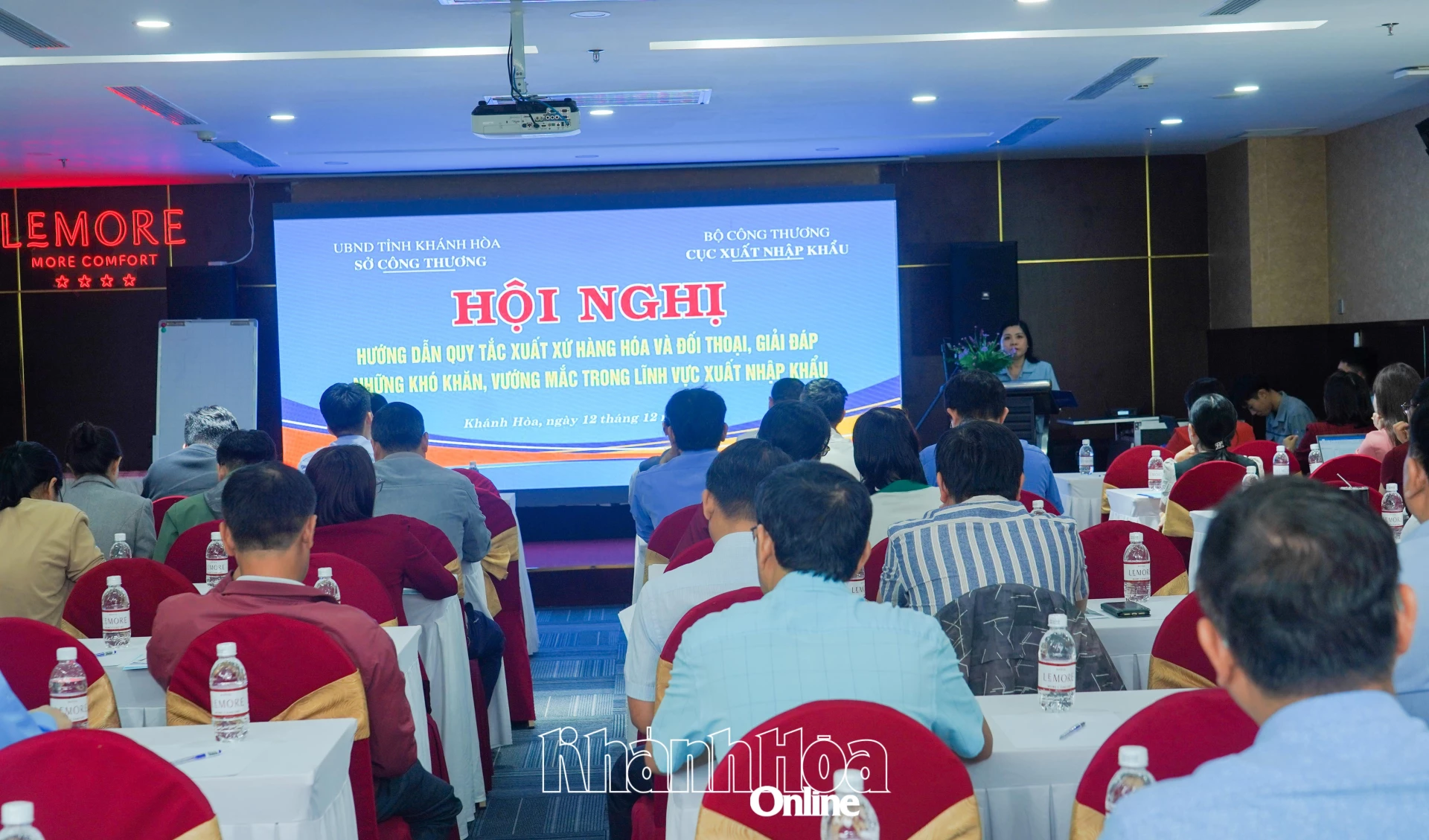 Quang cảnh hội nghị.