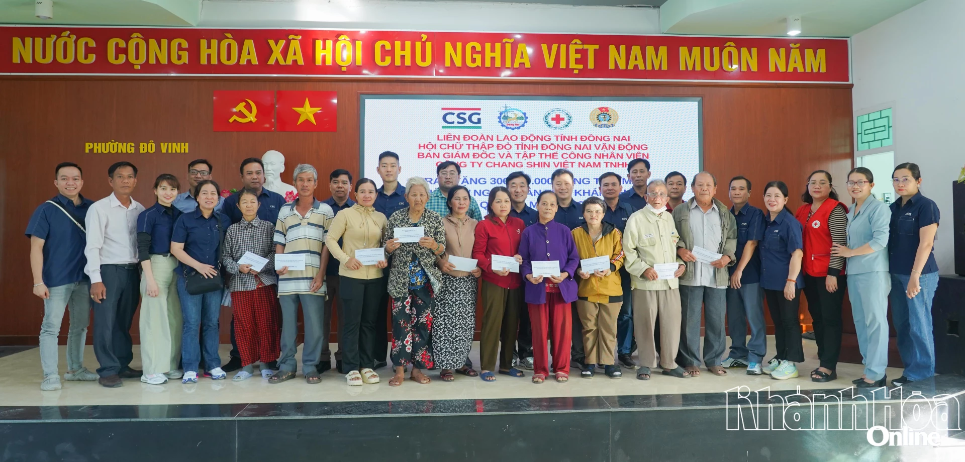 Ban tổ chức trao quà cho các hộ dân.