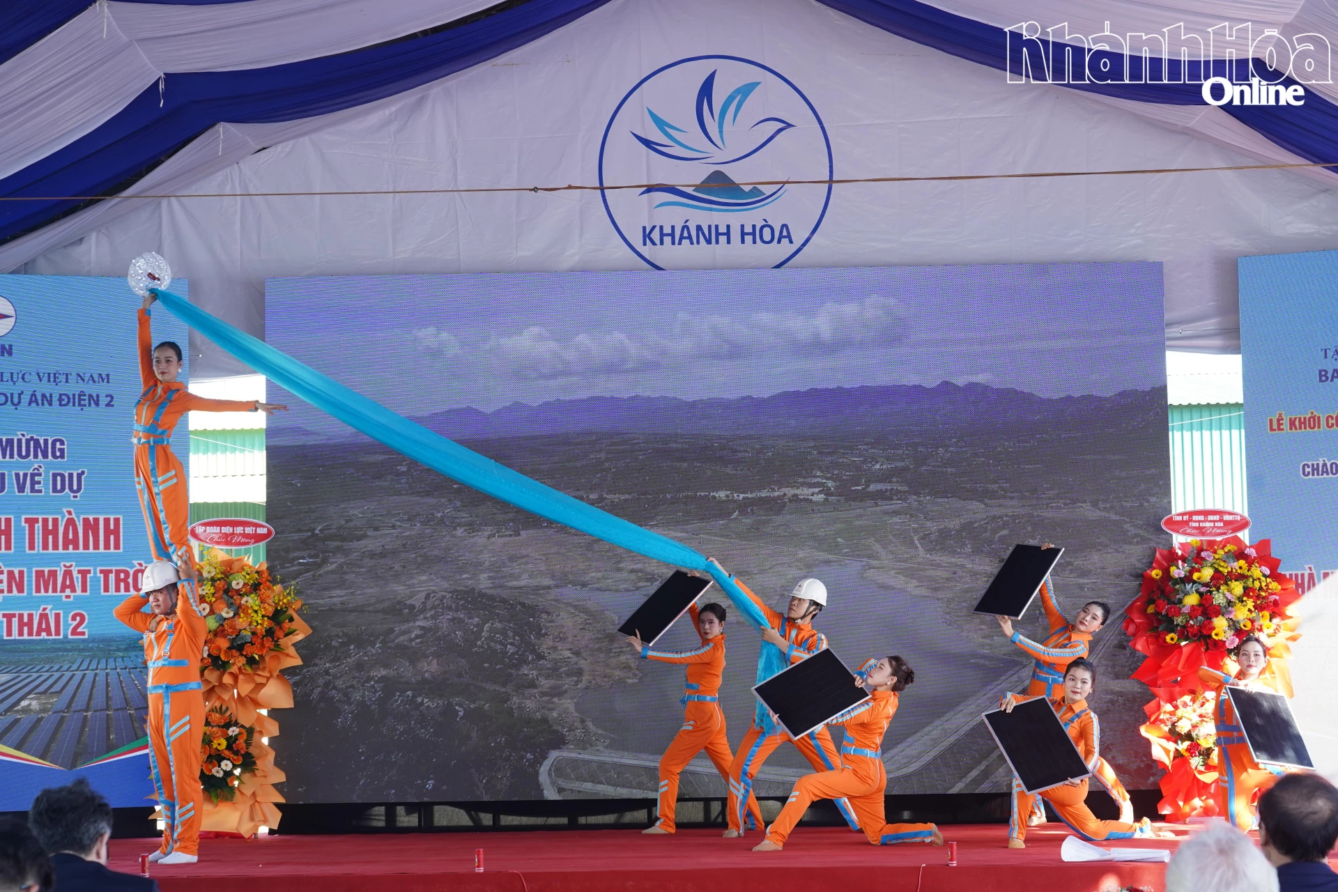 Tiết mục văn nghệ chào mừng tại buổi lễ.