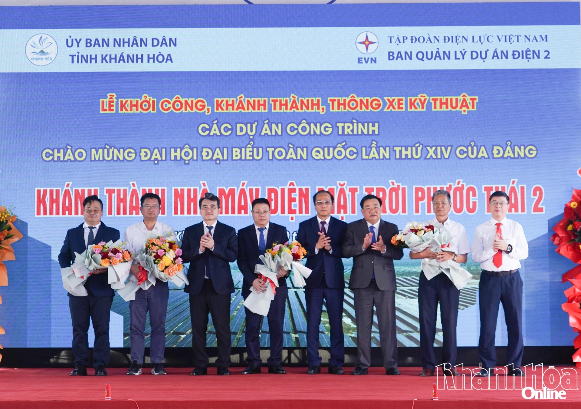 Các đồng chí lãnh đạo tỉnh và Tập đoàn Điện lực Việt Nam tặng hoa cho đơn vị thi công.