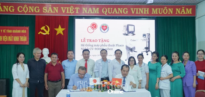Tặng hệ thống máy phẫu thuật đục thủy tinh thể cho Bệnh viện Mắt Ninh Thuận