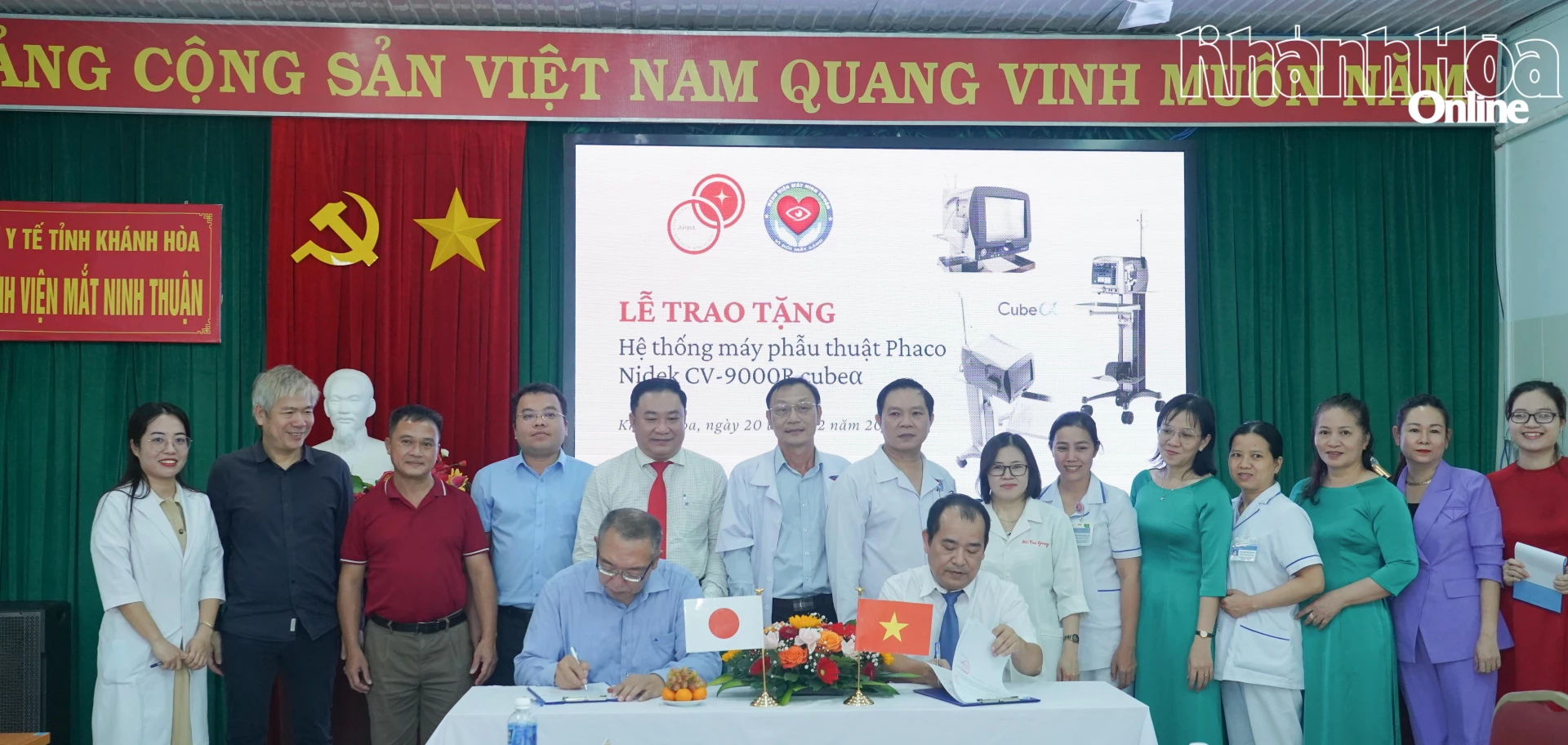 Đại diện lãnh đạo ABB và Bệnh viện Mắt Ninh Thuận ký kết biên bản bàn giao hệ thống máy phẫu thuật Phaco Nidek CV-9000R cubeα.