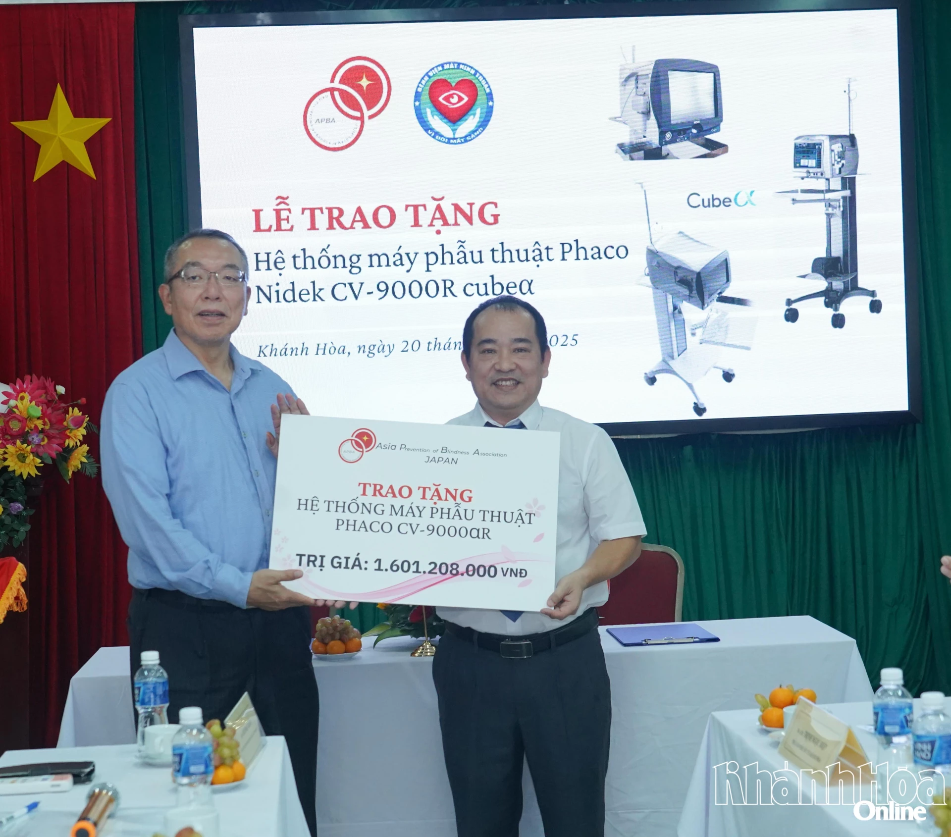 Đại diện ABB trao bảng tượng trưng 