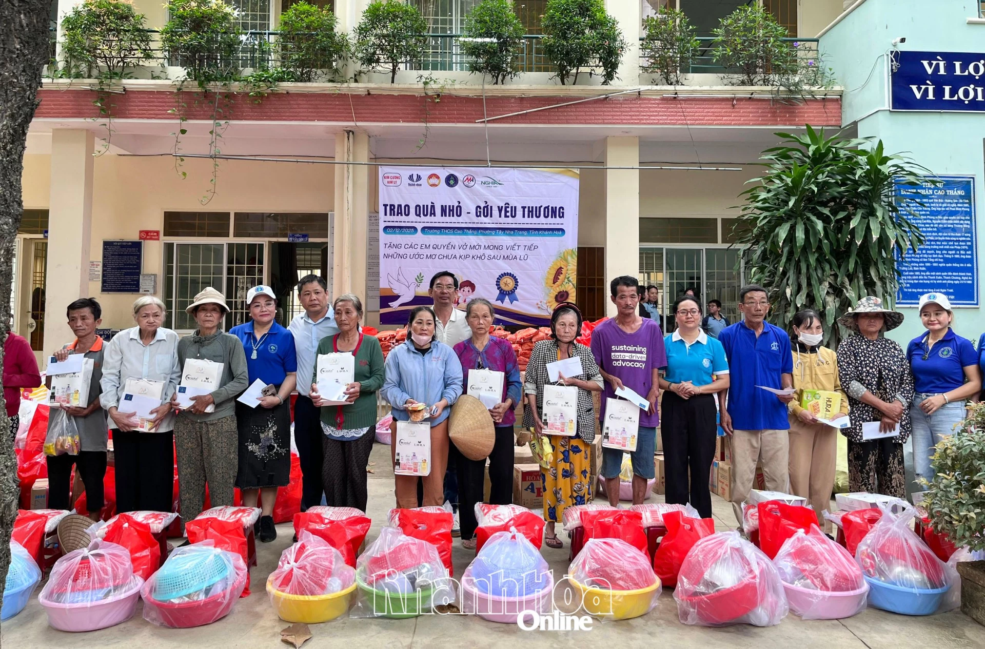 Ban tổ chức trao quà cho các hộ cận nghèo.