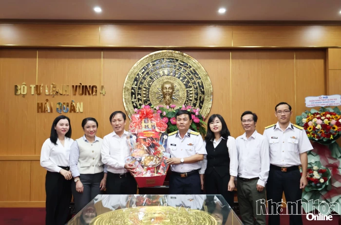 Lãnh đạo Ban Tuyên Giáo và Dân vận Tỉnh ủy Khánh Hòa thăm, chúc mừng các đơn vị quân đội