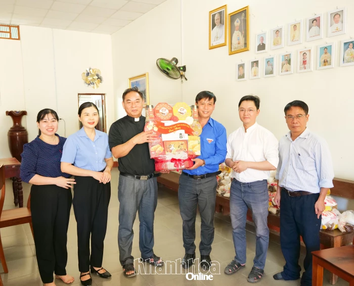 Lãnh đạo Ủy ban MTTQ Việt Nam tỉnh Khánh Hòa thăm, chúc mừng các cơ sở tôn giáo nhân dịp Giáng sinh 2025