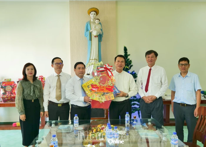 Phó Bí thư Tỉnh ủy, Chủ tịch HĐND tỉnh Khánh Hòa Lâm Đông thăm, chúc mừng các cơ sở tôn giáo nhân dịp Giáng sinh