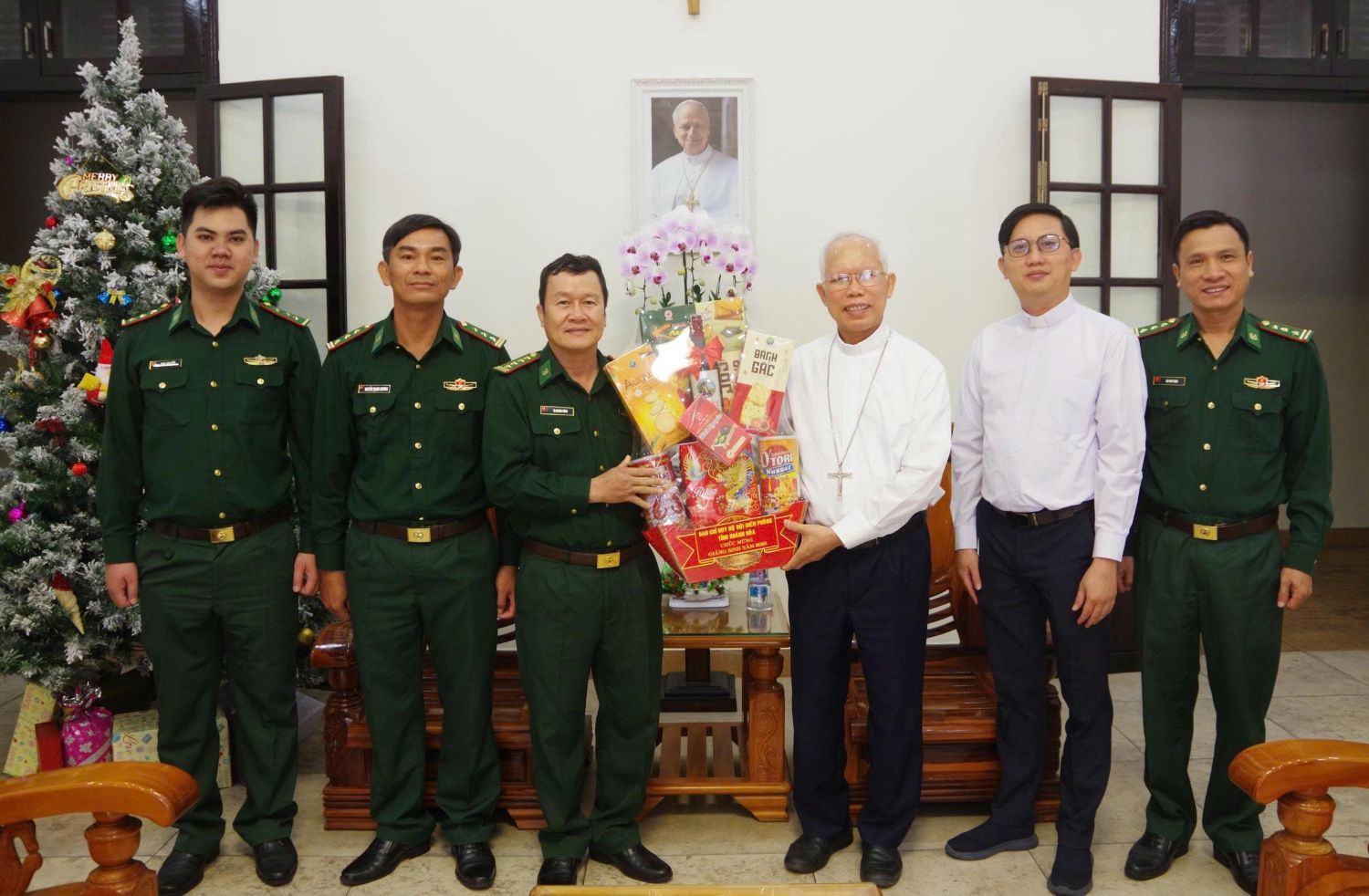 Đại tá Tạ Quang Dũng - Phó Chỉ huy trưởng Bộ đội Biên phòng tỉnh thăm, tặng quà chúc mừng Tòa giáo mục Nha Trang.