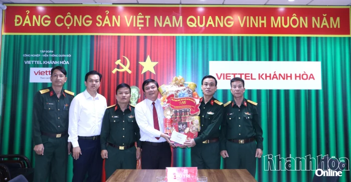 Phó Chủ tịch Thường trực HĐND tỉnh Khánh Hòa Lữ Thanh Hải thăm, chúc mừng một số đơn vị quân đội