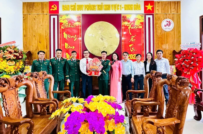 Phường Ninh Hòa thăm, chúc mừng các đơn vị quân đội 