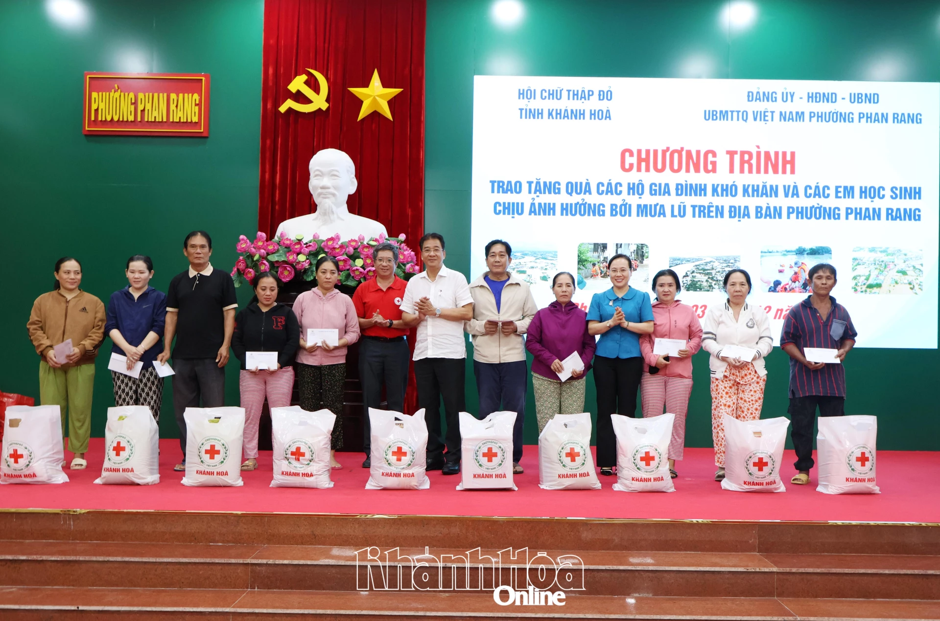 Phó Chủ tịch Thường trực UBND tỉnh Nguyễn Long Biên và lãnh đạo Hội Chữ thập đỏ tỉnh tặng quà cho các gia đình.