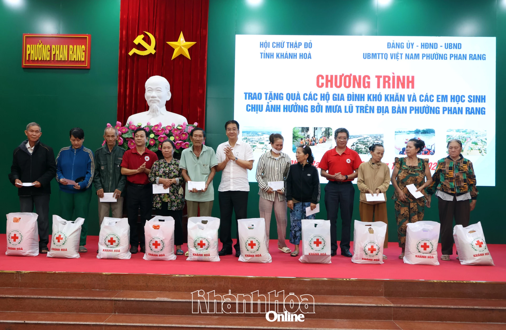 Phó Chủ tịch Thường trực UBND tỉnh Nguyễn Long Biên, lãnh đạo Hội Chữ thập đỏ tỉnh và lãnh đạo phường Phan Rang tặng quà cho các gia đình.