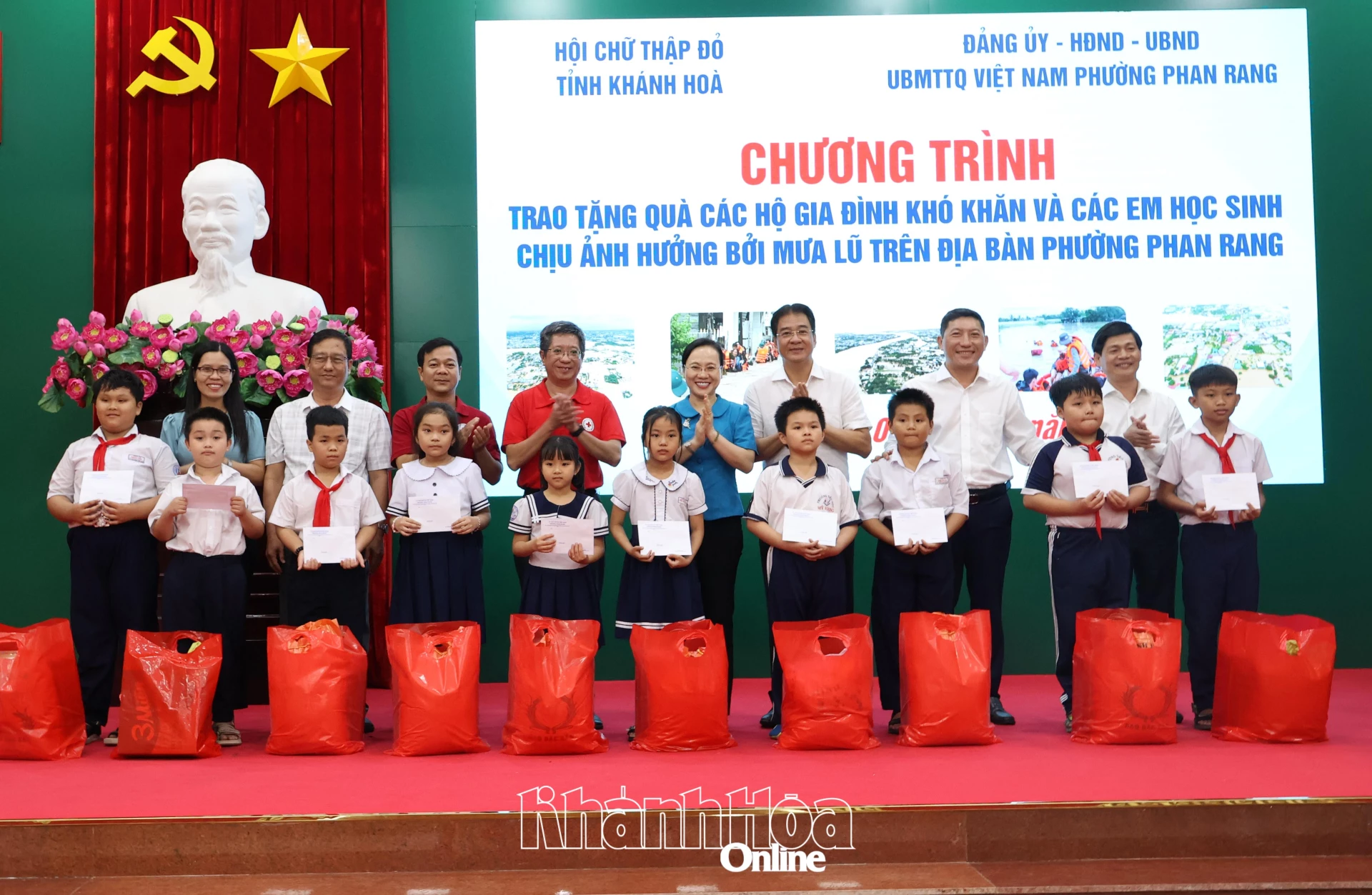 Phó Chủ tịch Thường trực UBND tỉnh Nguyễn Long Biên, lãnh đạo Hội Chữ thập đỏ tỉnh và lãnh đạo phường Phan Rang tặng quà cho các học sinh.