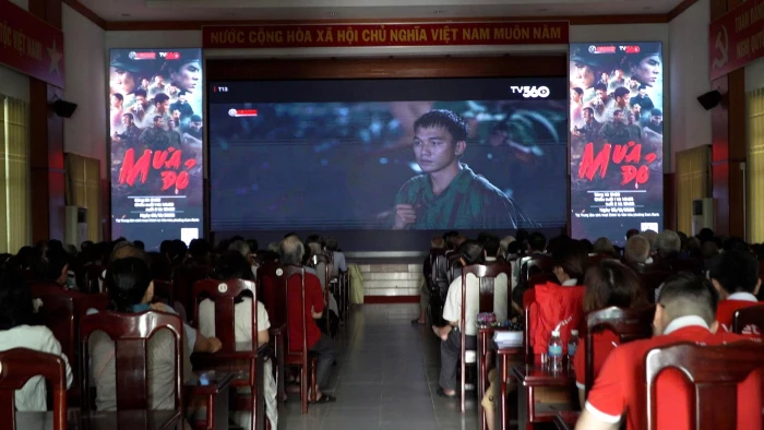 Phường Cam Ranh phối hợp tổ chức chiếu phim "Mưa đỏ" trên địa bàn 