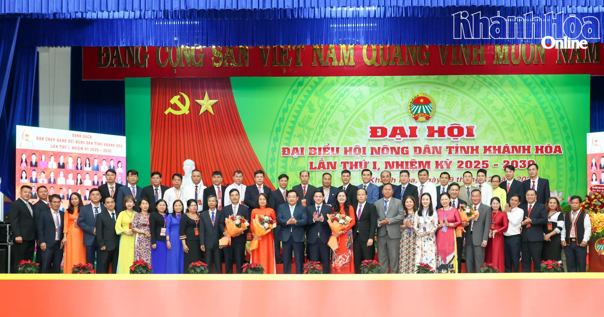 Ban Chấp hành Hội Nông dân tỉnh Khánh Hòa nhiệm kỳ mới ra mắt đại hội và nhận hoa chúc mừng của lãnh đạo Trung ương Hội Nông dân Việt Nam và lãnh đạo tỉnh.