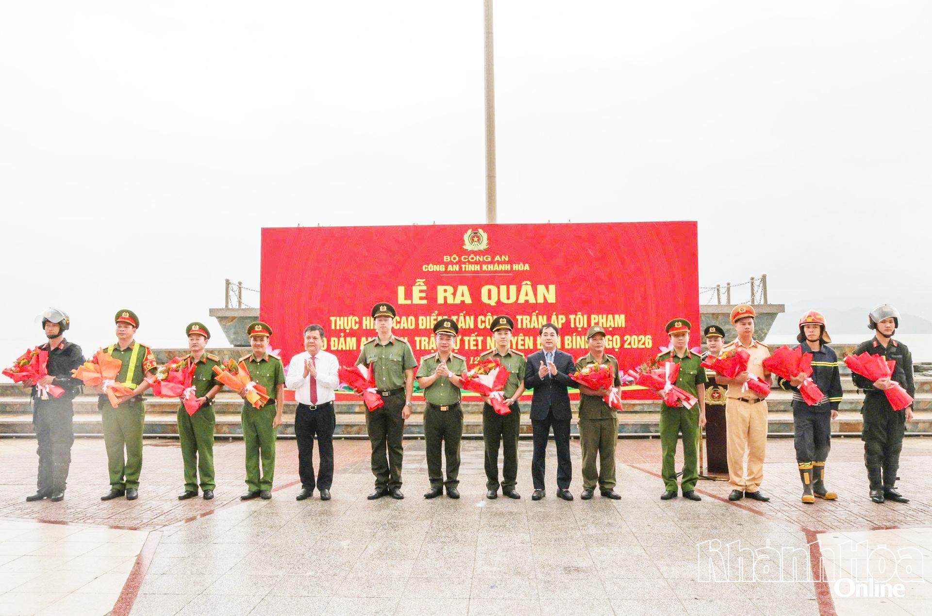 Các đồng chí lãnh đạo tỉnh tặng hoa động viên các đơn vị nghiệp vụ Công an tỉnh.