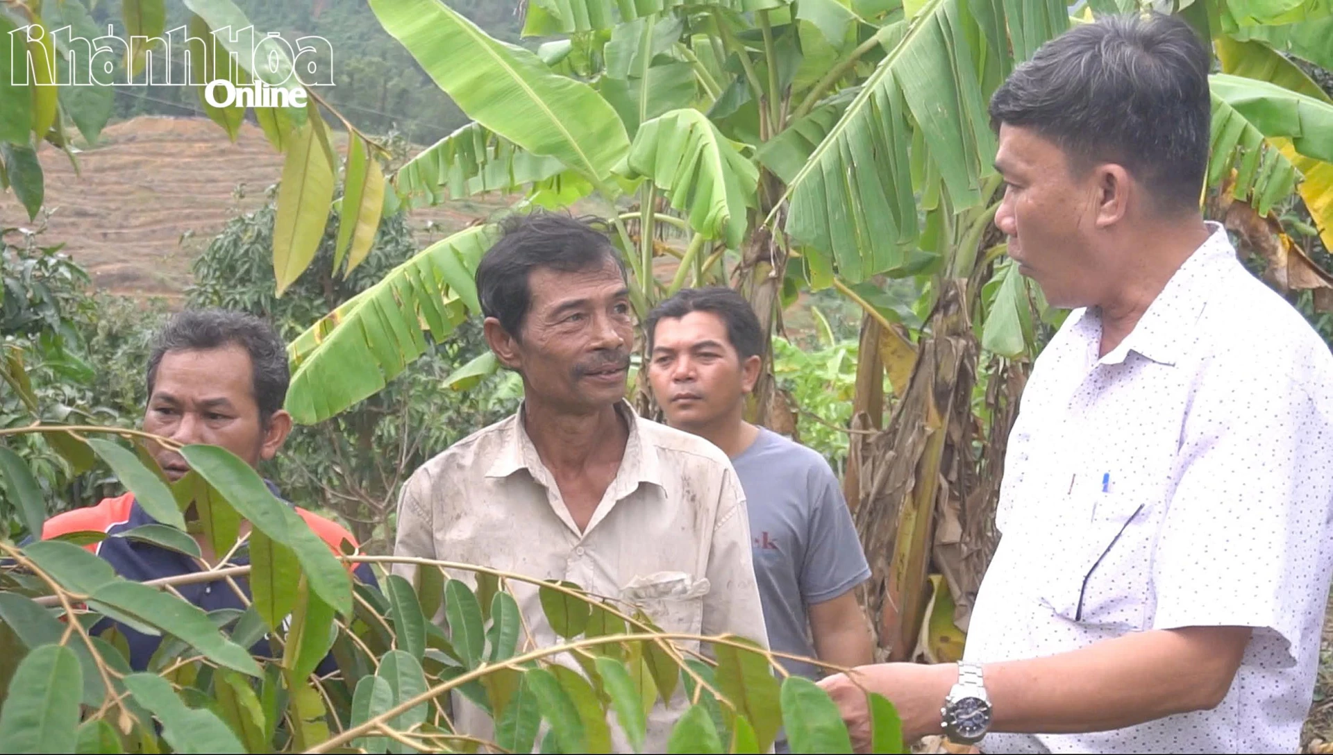 Ông Mang Xê (giữa), trao đổi với Hội Nông dân xã về mô hình.