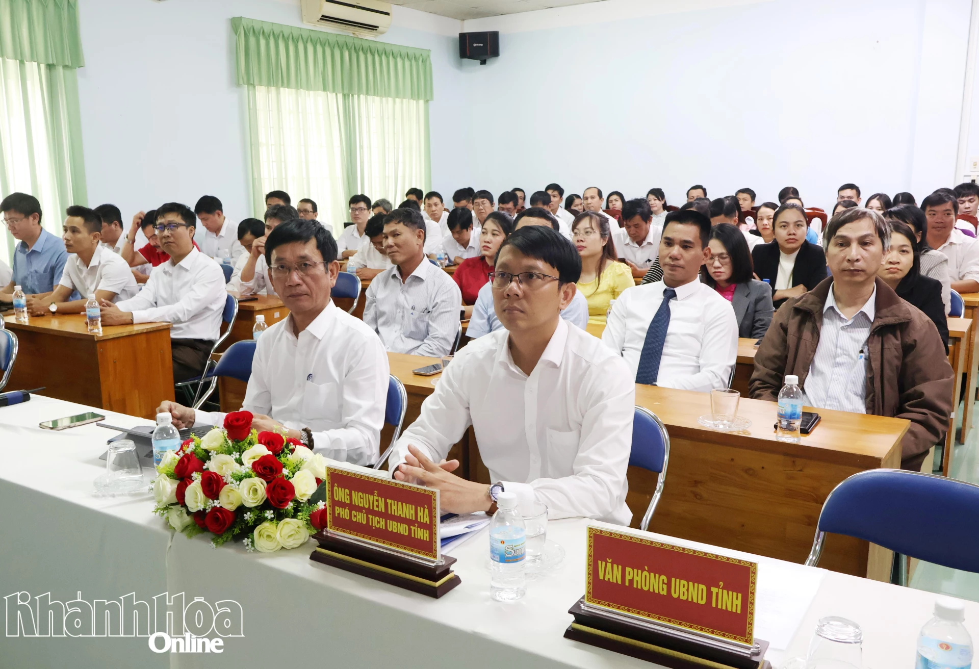 Phó Chủ tịch UBND tỉnh Nguyễn Thanh Hà và các đại biểu dự hội nghị.