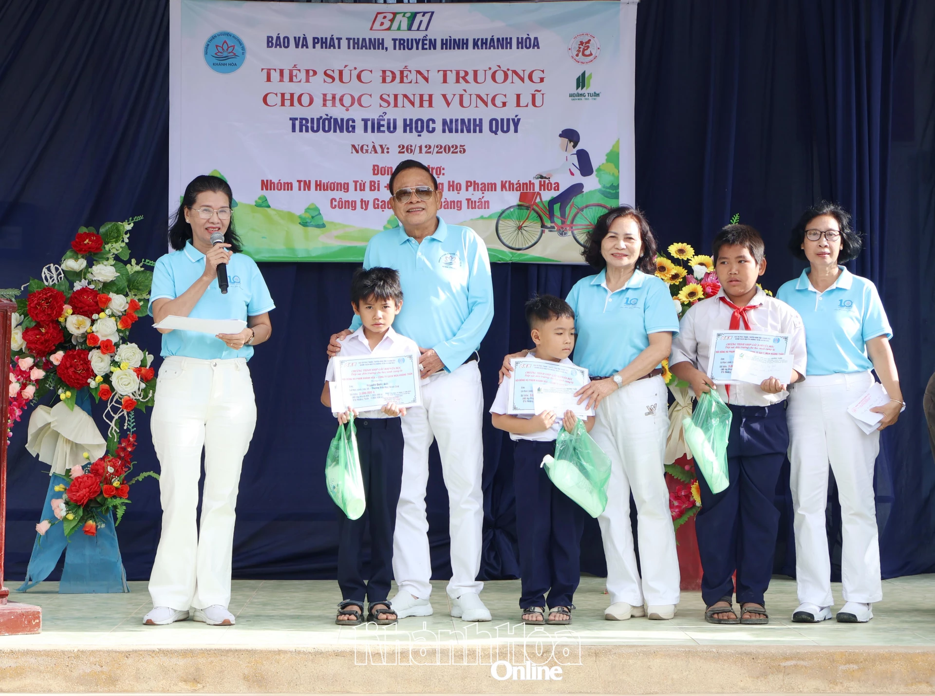 Nhóm Thiện nguyện Hương Từ Bi và các nhà tài trợ trao quà cho học sinh