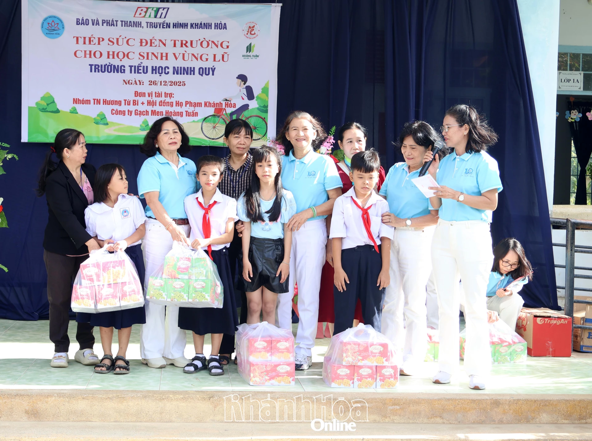 Nhóm Thiện nguyện Hương Từ Bi Khánh Hòa tặng bánh kẹo cho đại diện các lớp.