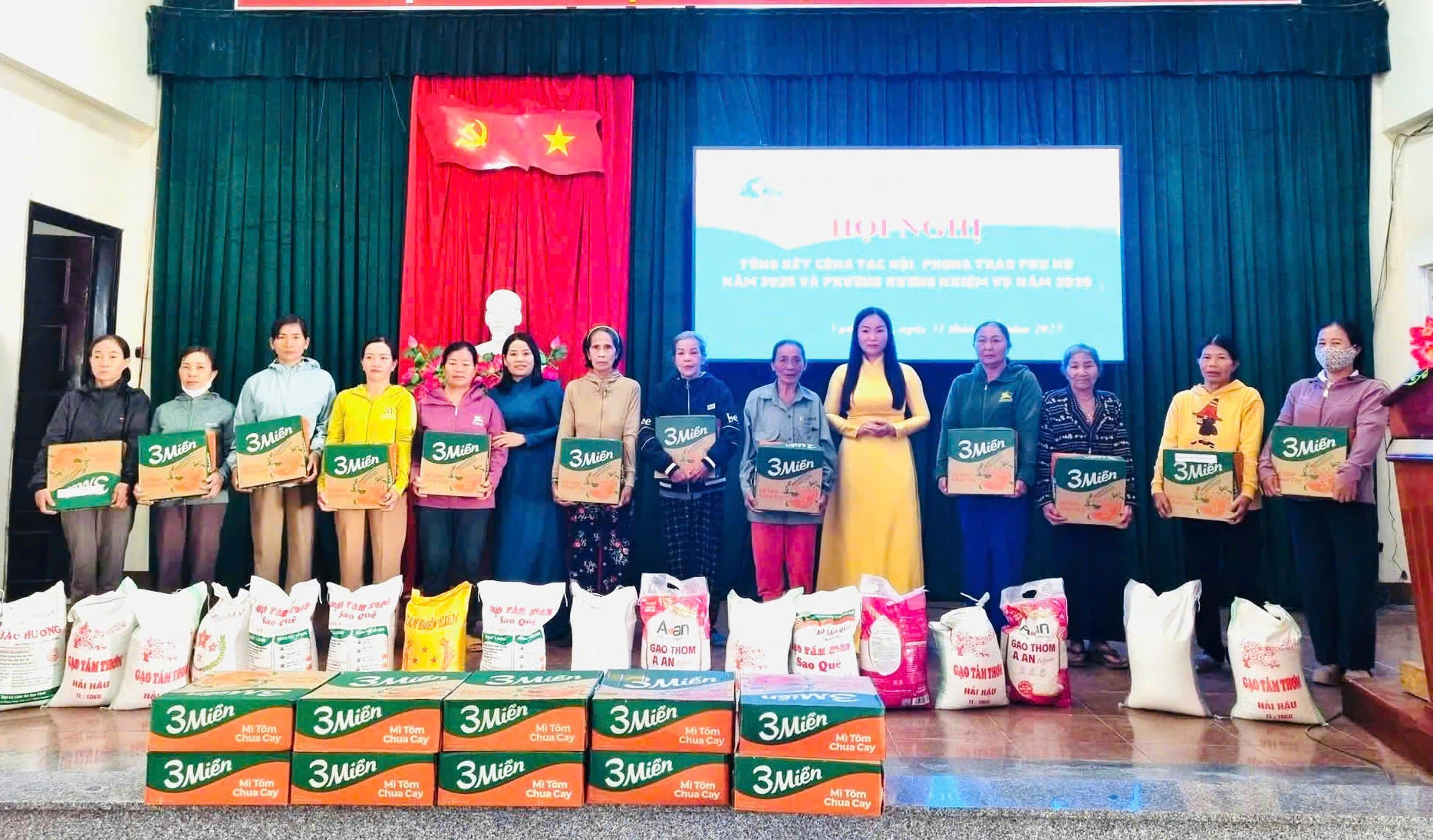 Tặng quà cho các hội viên có hoàn cảnh đặc biệt khó khăn trên địa bàn xã Vạn Hưng.