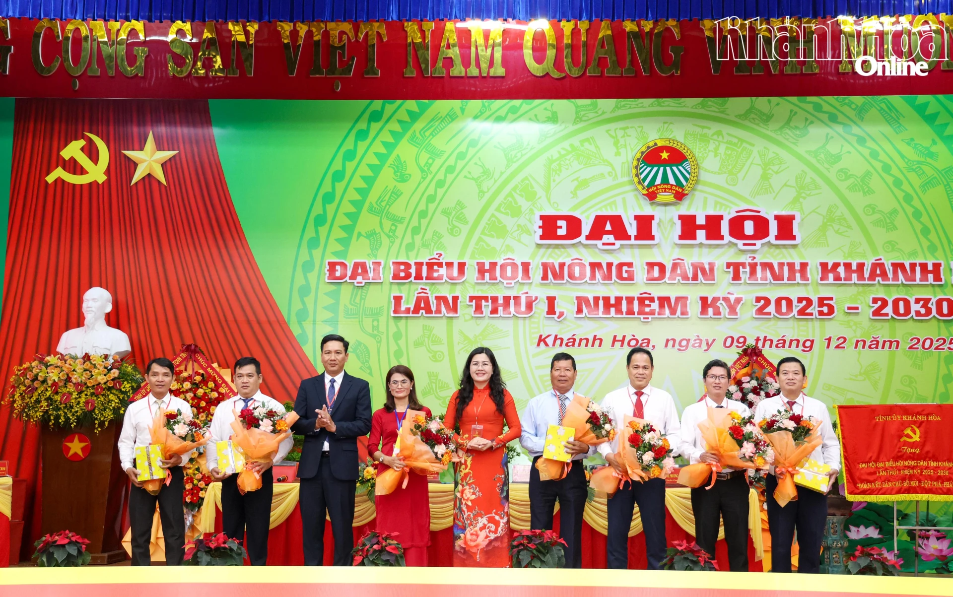 Lãnh đạo Hội Nông dân tỉnh tặng hoa cho những đồng chí thôi tham gia Ban Chấp hành nhiệm kỳ mới.