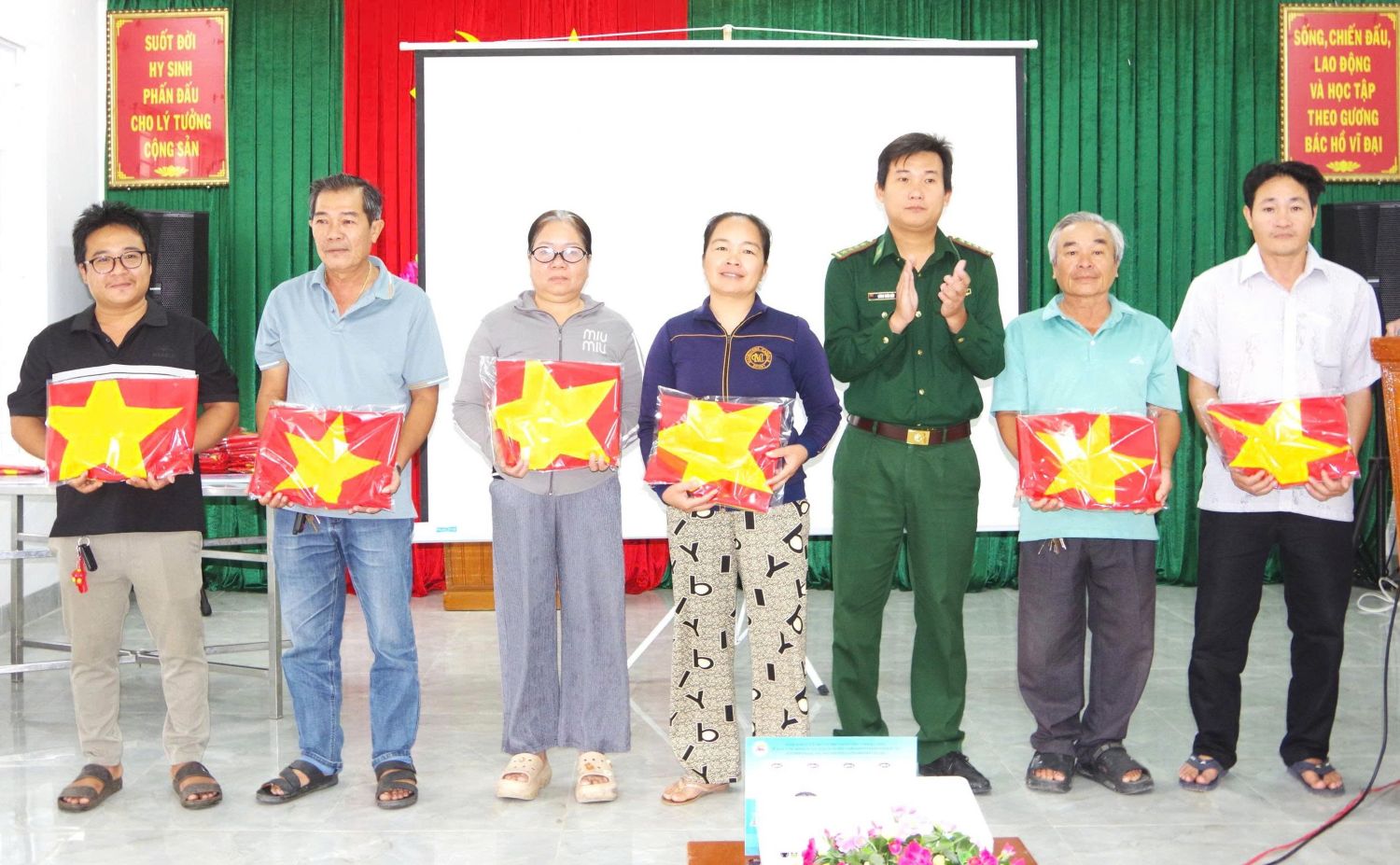 Tặng cờ Tổ quốc cho người dân phường Bắc Nha Trang.