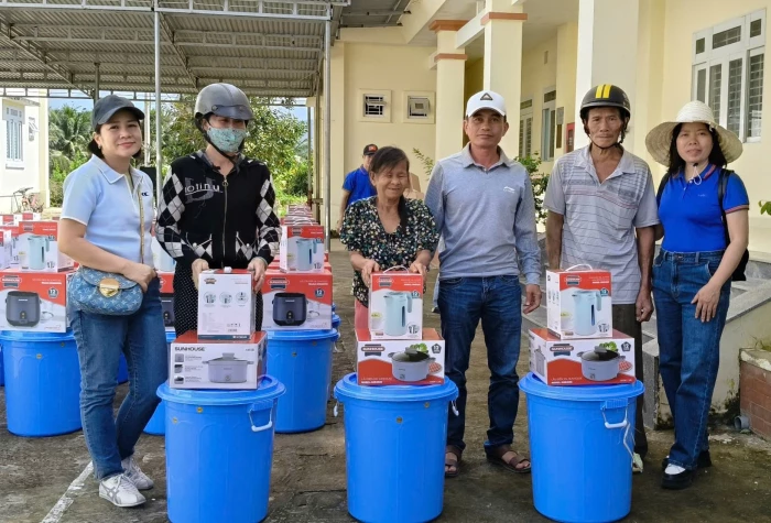 Xã Diên Điền và xã Diên Lạc: Tặng quà cho 100 hộ dân vùng lũ