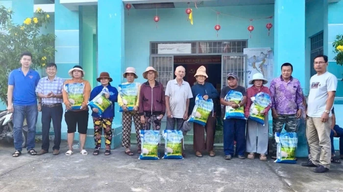 Xã Nam Cam Ranh phối hợp trao 1 tấn gạo hỗ trợ người dân bị ảnh hưởng bởi thiên tai