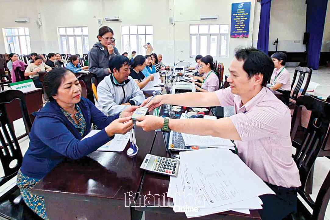 The Provincial Social Policy Bank disburses policy credit capital to people in Tay Nha Trang ward.