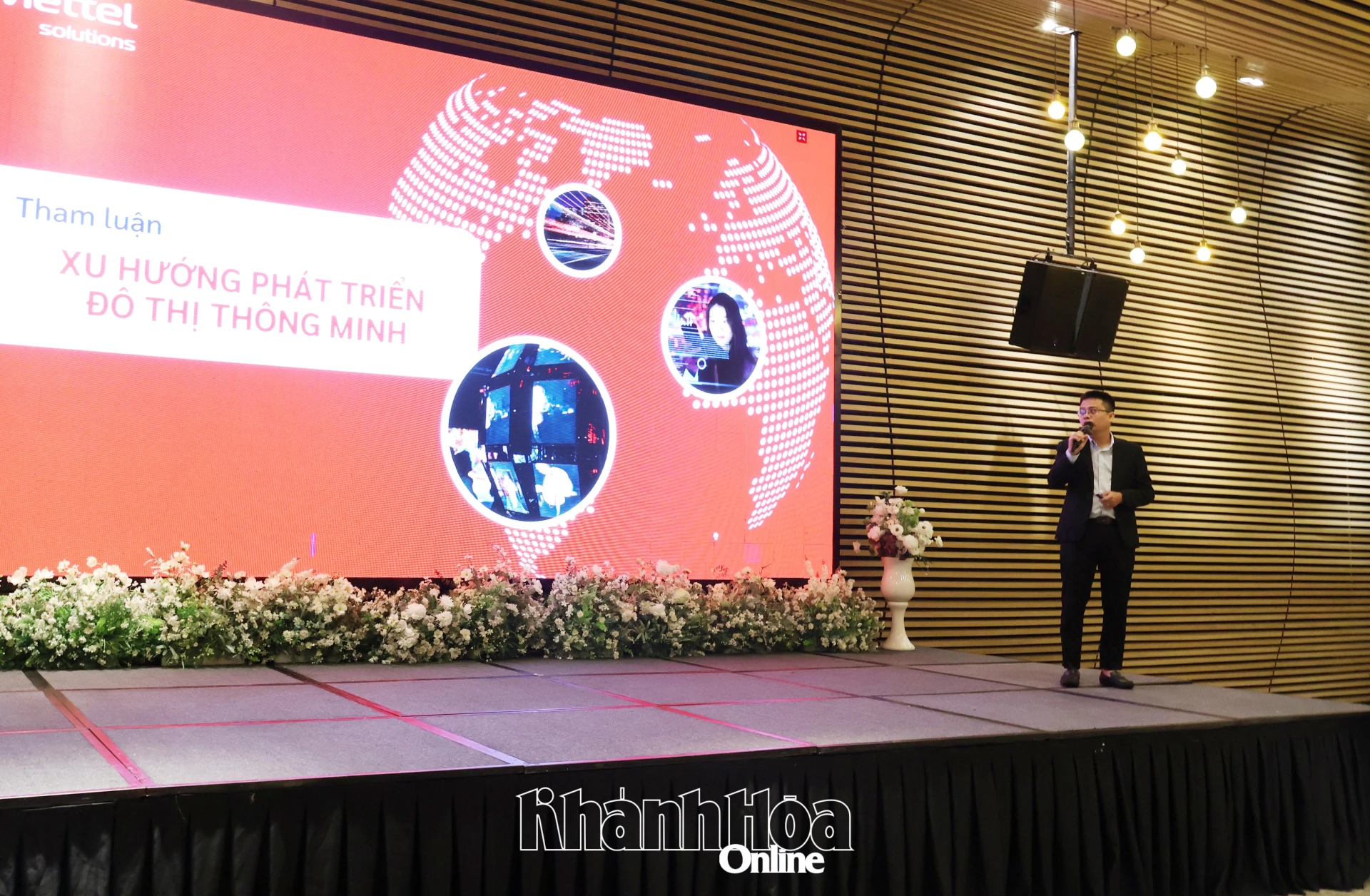 Đại diện Viettel trình bày nội dung Tầm nhìn phát triển đô thị thông minh của địa phương.