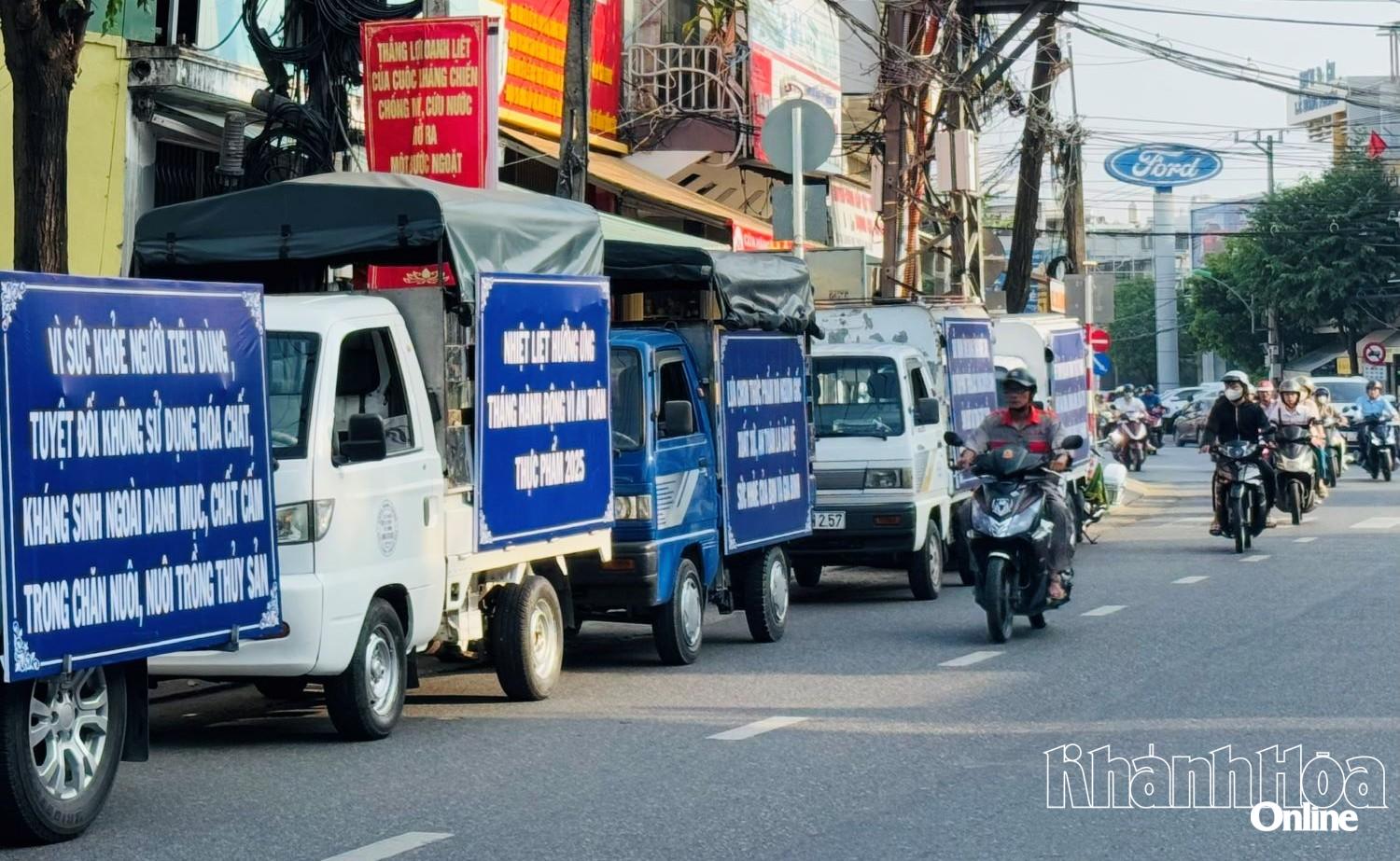 Ngành Y tế Khánh Hòa truyền thông lưu động về an toàn thực phẩm trên một số tuyến đường.