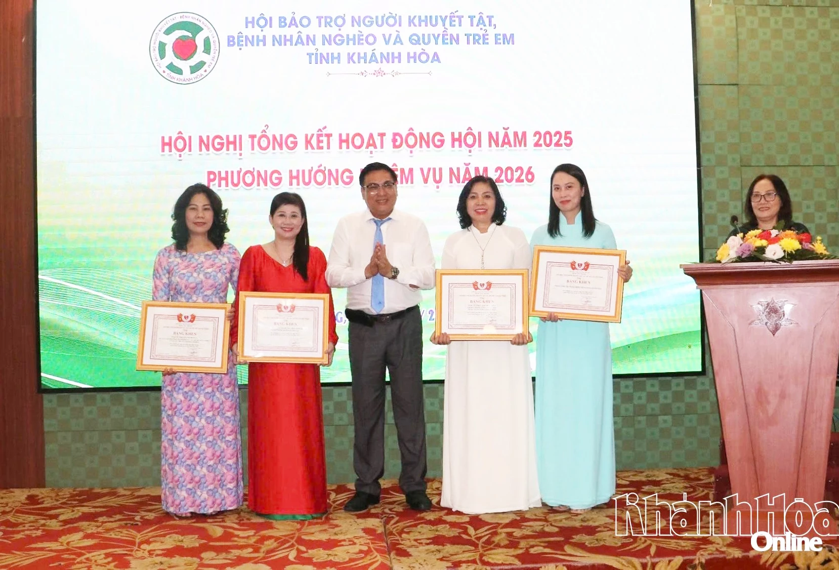 Các tập thể, cá nhân nhận bằng khen của Hội Bảo trợ người khuyết tật và trẻ em mồ côi Việt Nam.