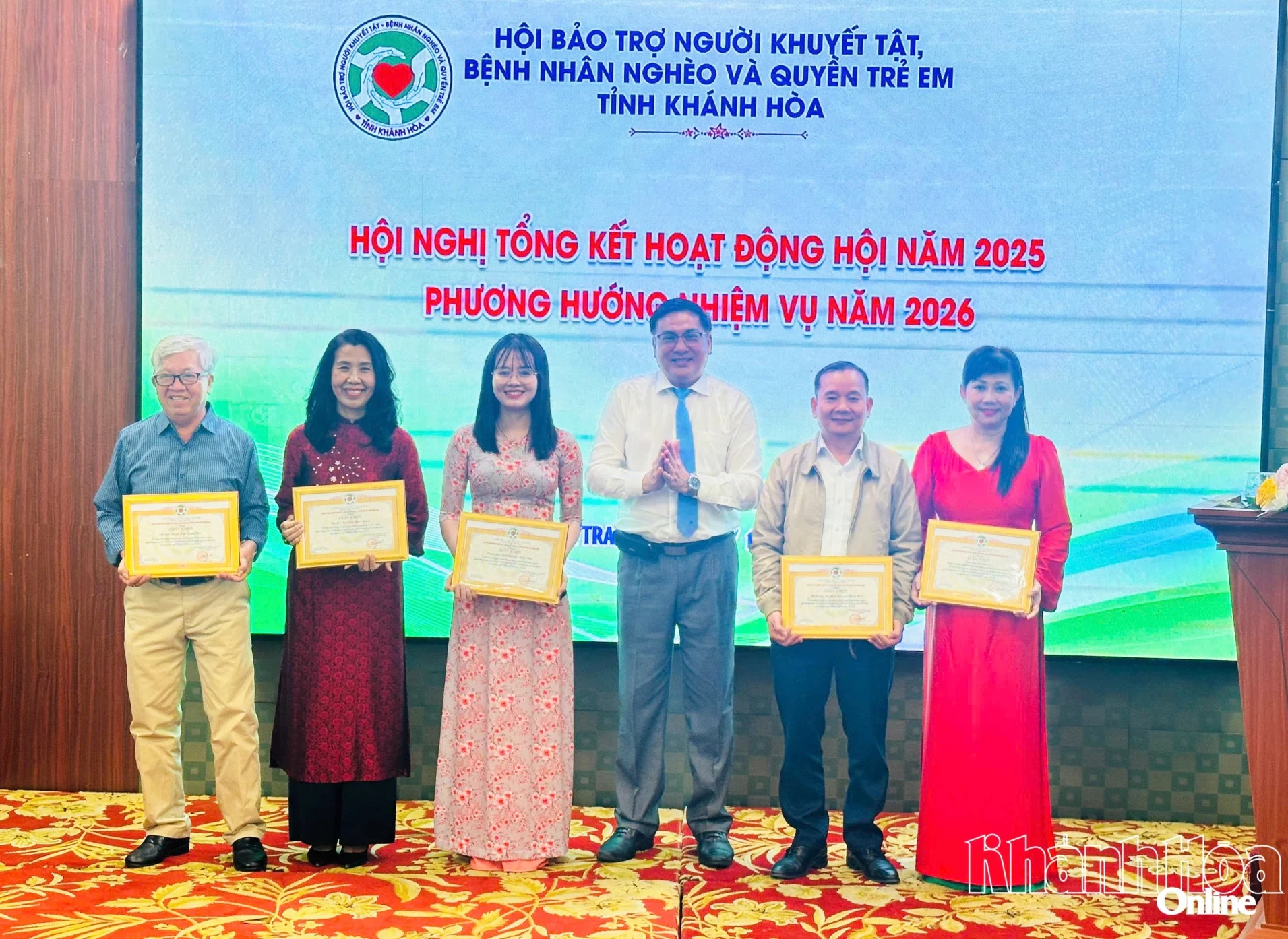 Các tập thể nhận giấy khen của Hội Bảo trợ người khuyết tật, bệnh nhân nghèo và quyền trẻ em tỉnh.