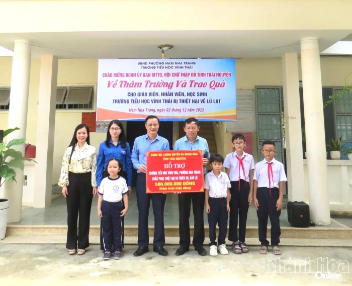 Tỉnh Thái Nguyên tặng quà cho người dân và trường học của tỉnh Khánh Hòa bị thiệt hại do mưa lũ