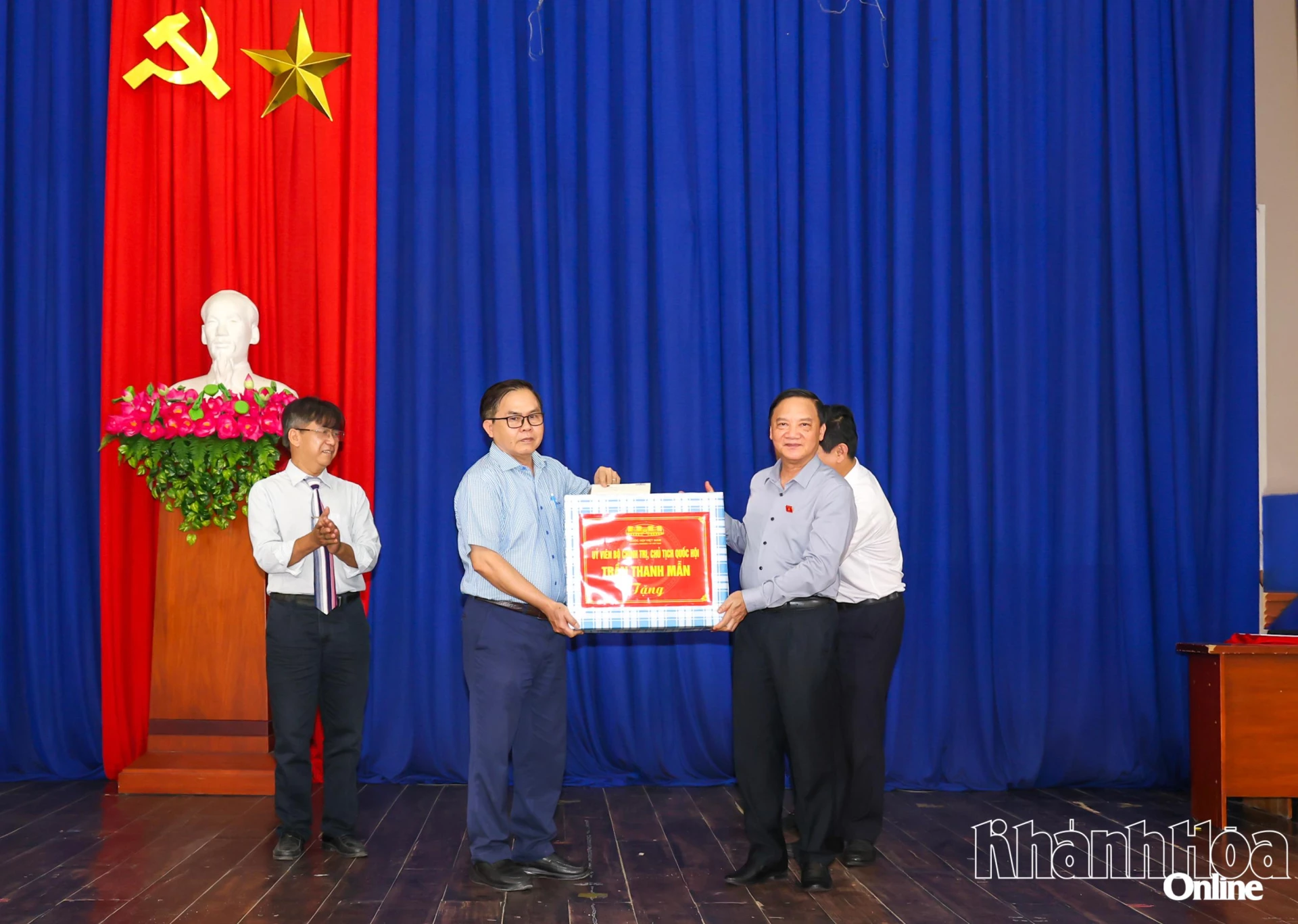 Đồng chí Nguyễn Khắc Định trao quà của Chủ tịch Quốc hội Trần Thanh Mẫn cho nhà trường.