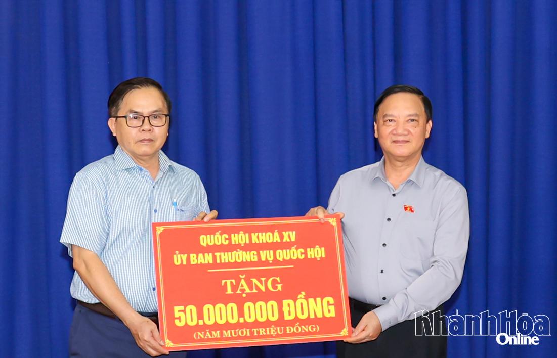 Phó Chủ tịch Quốc hội trao 