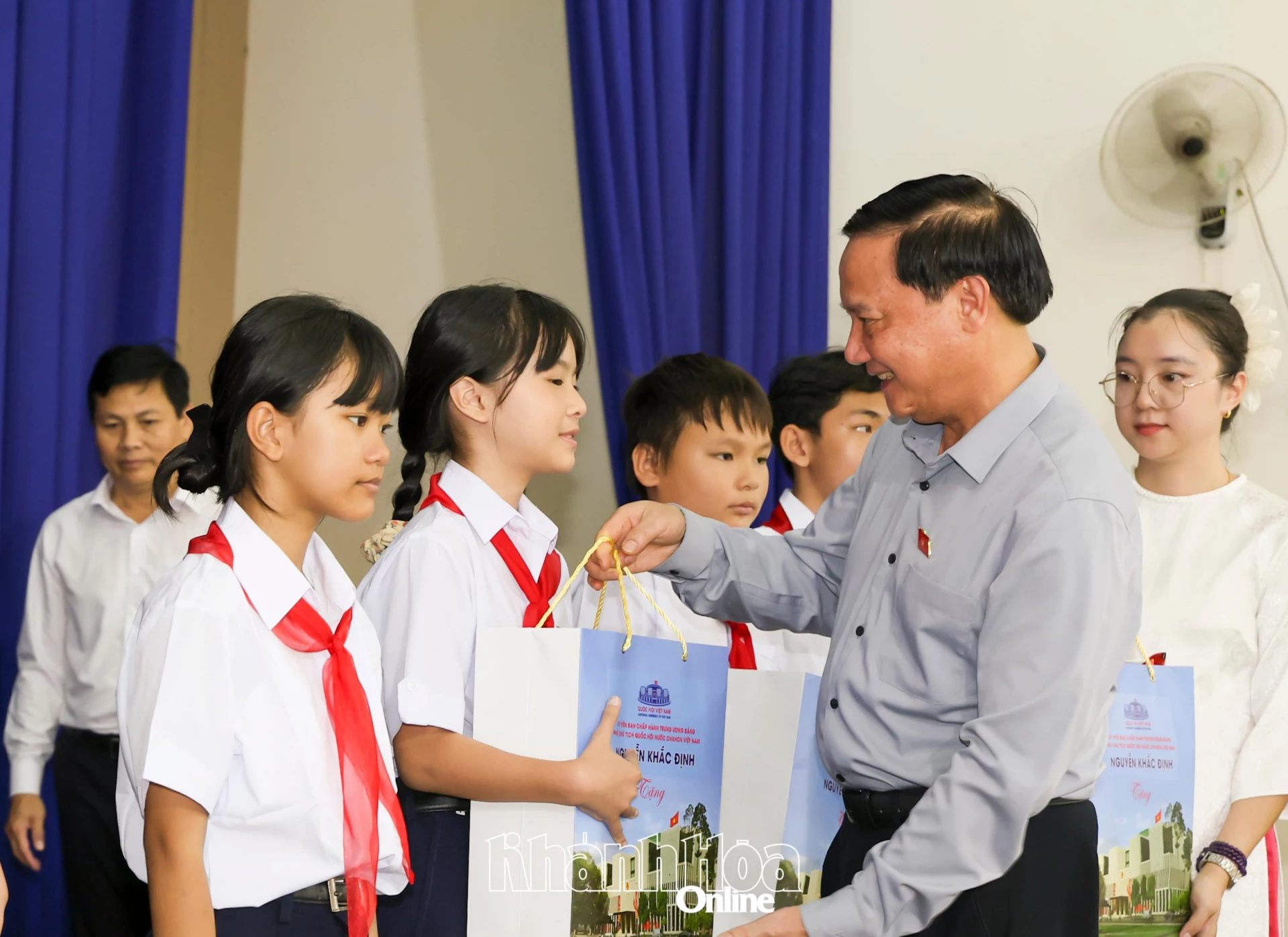 Phó Chủ tịch Quốc hội Nguyễn Khắc Định trao quà cho các em học sinh Trường THCS Lương Định Của.