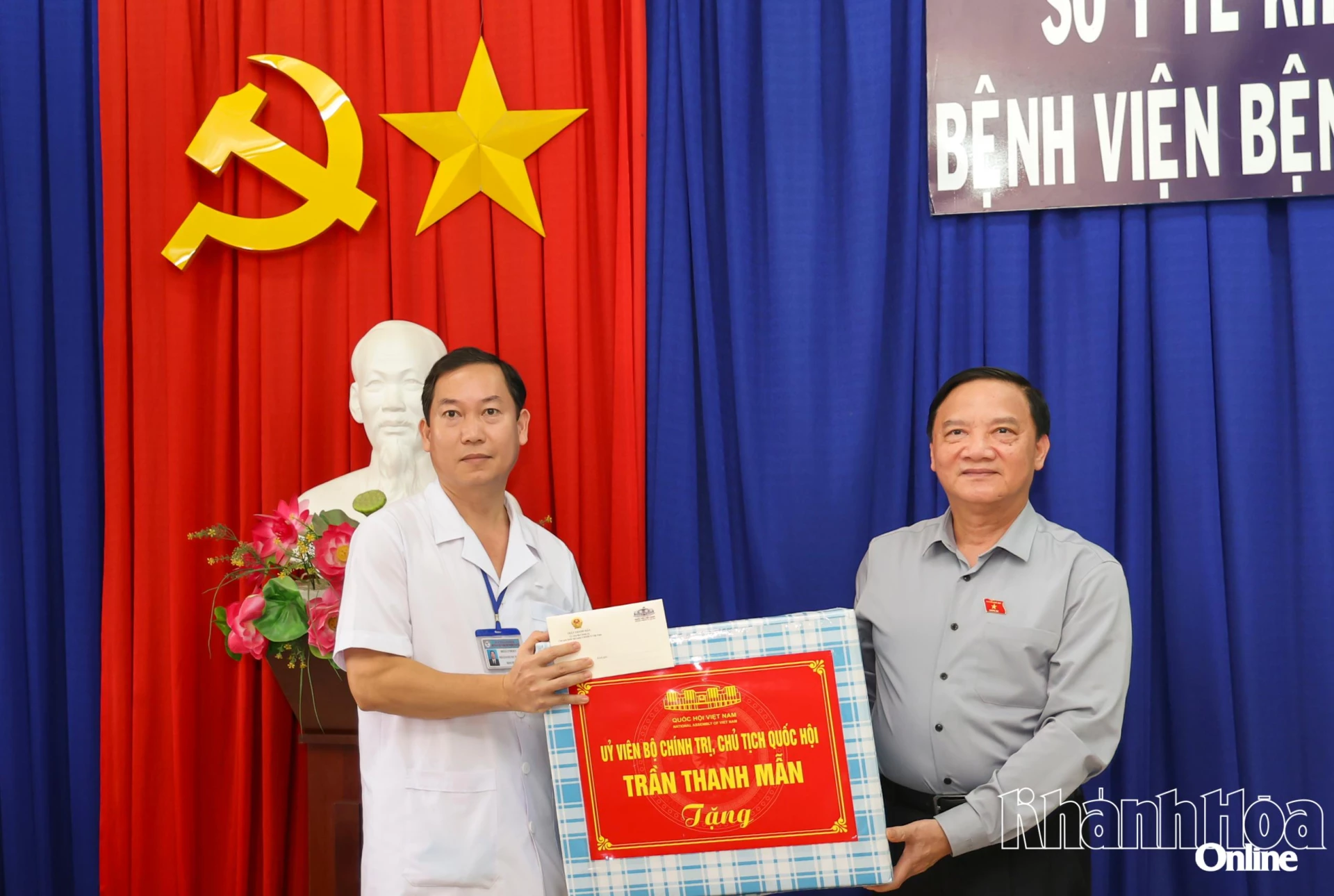 Đồng chí Nguyễn Khắc Định trao quà của Chủ tịch Quốc hội Trần Thanh Mẫn cho bệnh viện.